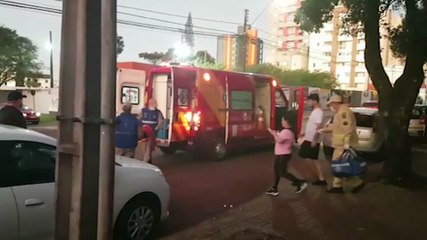 Menino de seis anos fica ferido ao cair em parquinho