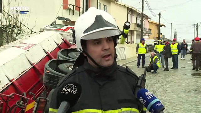 Aluimento de terras “engole” camião com 26 toneladas de rações para animais