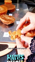 Proses pembuatan gula kelapa murni.