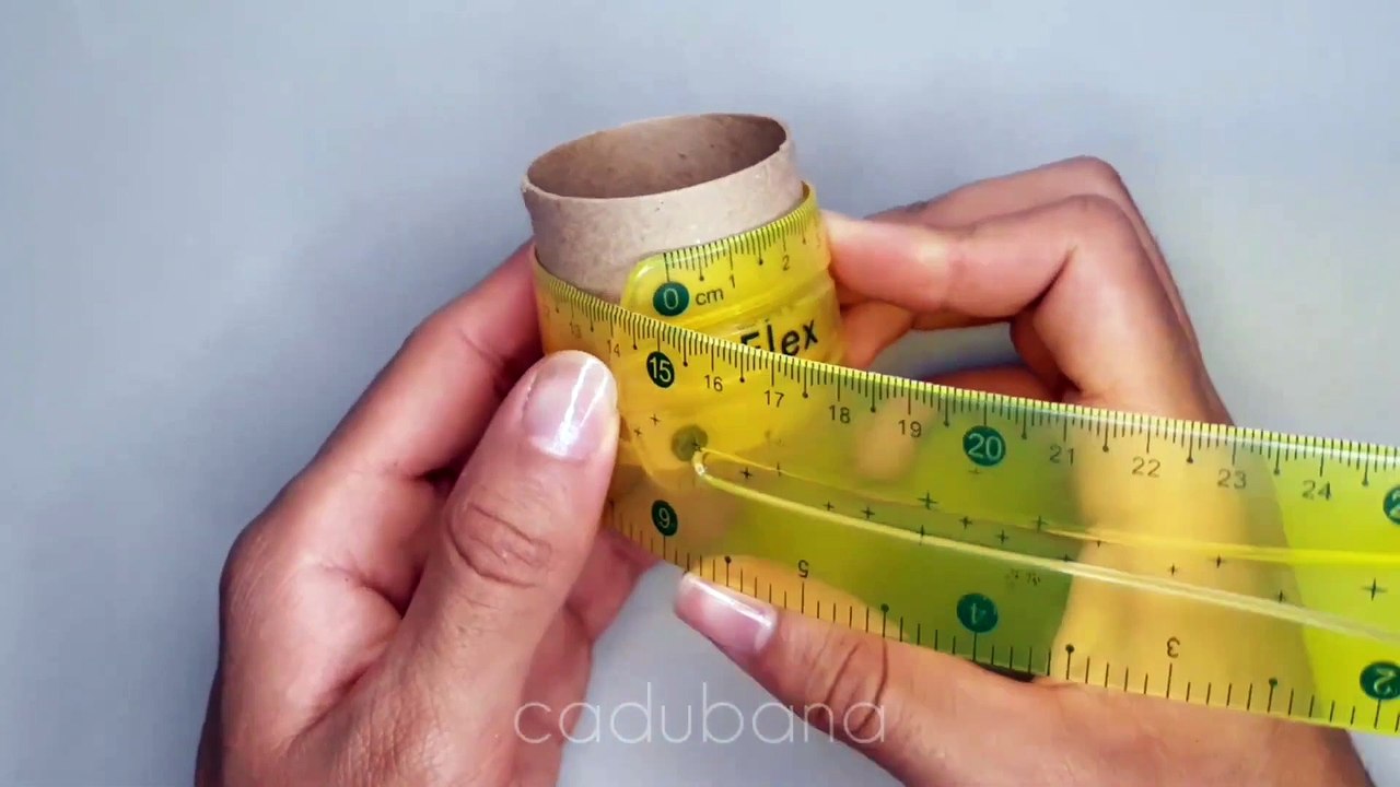 Tambores navideños con tubos de cartón para decorar el árbol de navidad