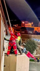 Policías evitan un intento de suicidio