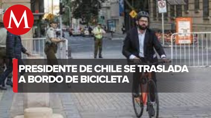 Gabriel Boric sorprende a ciudadanos al transportarse al Palacio Presidencial en bicicleta