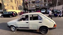 معلّم مصري يحوّل سيارته القديمة إلى واحدة كهربائية بيديه!