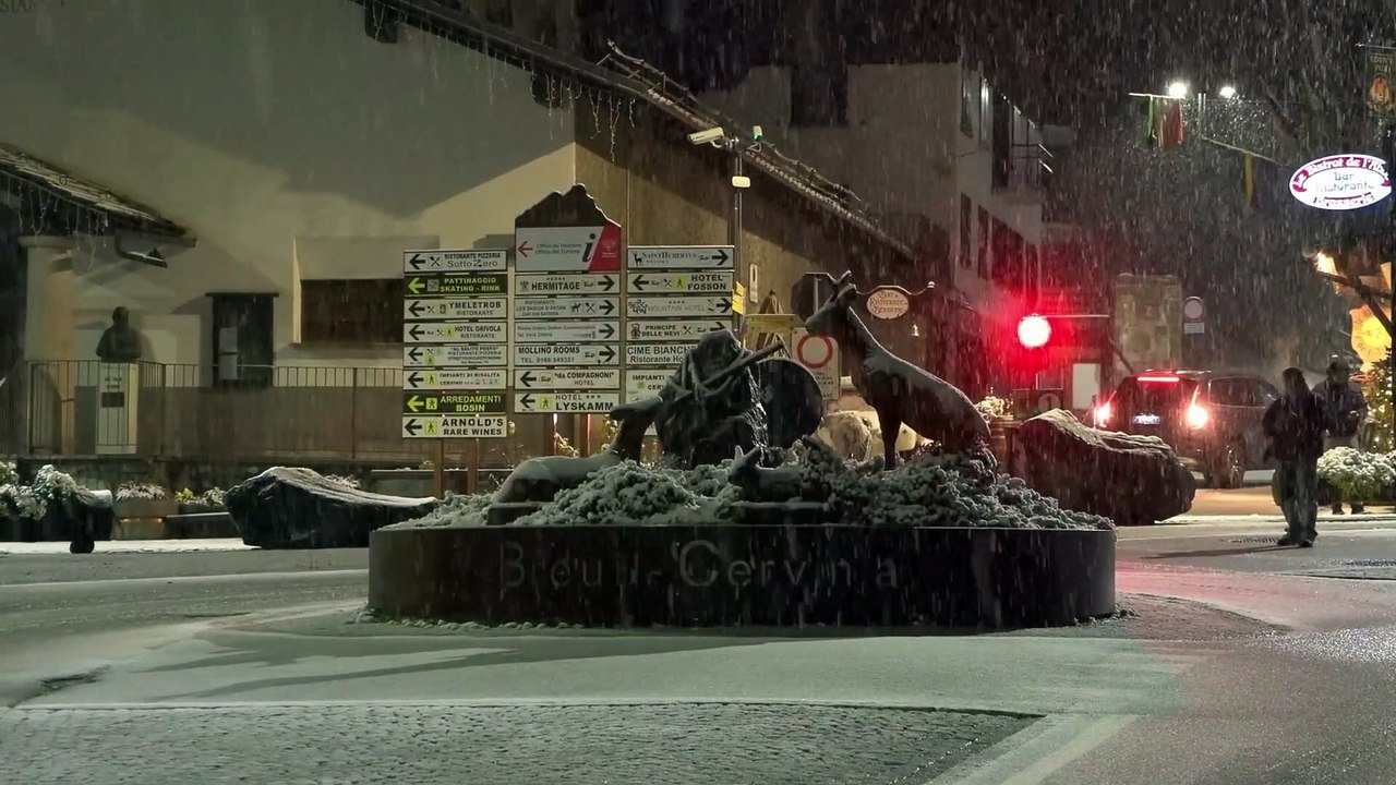 Inverno in arrivo, primi fiocchi di neve sulle Alpi: Cervinia si tinge di bianco