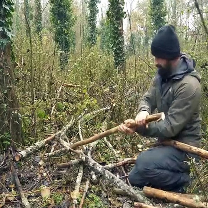 Full and warm survival shelter construction, पूर्ण और गर्म उत्तरजीविता आश्रय निर्माण, Construction d'abris de survie complets et chaleureux,