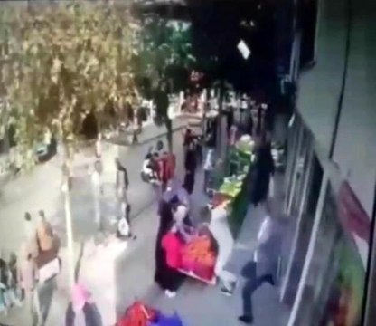 Pendik'te kaşar peyniri hırsızı marketten tekmelerle böyle kovuldu