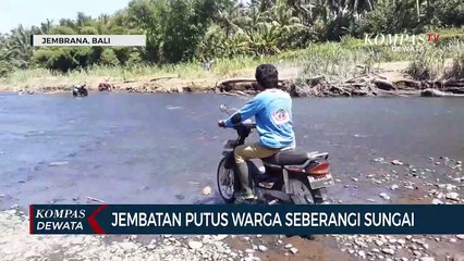 Jembatan Putus, Warga Nekat Seberangi Sungai