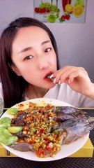 Le défi de manger des crevettes vivantes épicées  매운 살아있는 새우 먹기 도전 The challenge of eating spicy  live shrimp