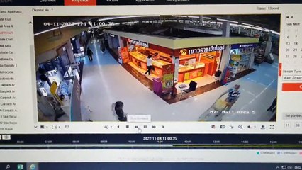 คลิปนาทีคนร้ายบุกเดี่ยวชิงทองกลางห้างดังอยุธยา กวาดทองคำไปเกือบ 40 เส้น