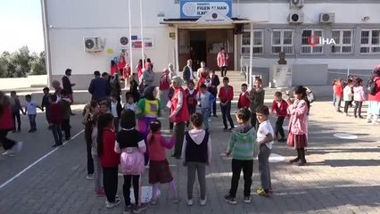 Okul duvarlarına resim çizip eğlendiler