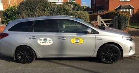 Angleterre : une femme accouche seule dans un taxi, la société lui envoie une facture inappropriée