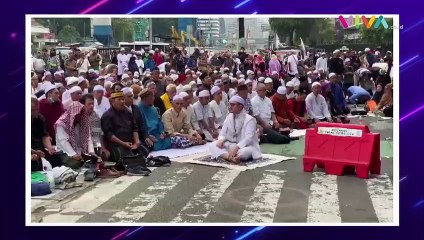 Sebelum Orasi, Mantu Habib Rizieq Imami Solat di Patung Kuda