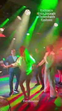 Serenay Sarıkaya mini eteğiyle Roman havası oynadı