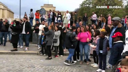 Türkiye'den getirdiği Şahin aracı ile Eyfel Kulesi'nin önünde Ankara havası oynadı