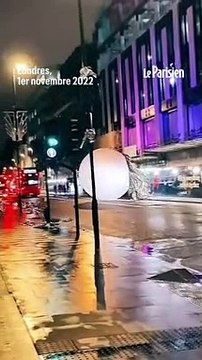 Des boules géantes de Noël dévalent les rues de Londres