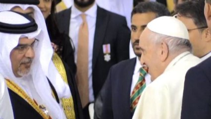Il Papa in Bahrein contro "il riarmo e la bestemmia della guerra"