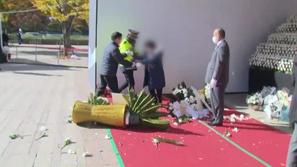 유가족 "尹 조화 치워라"...조화 부수며 항의 / YTN