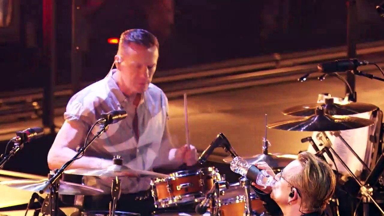 U2 chante "Where the Streets Have No Name" à Bercy