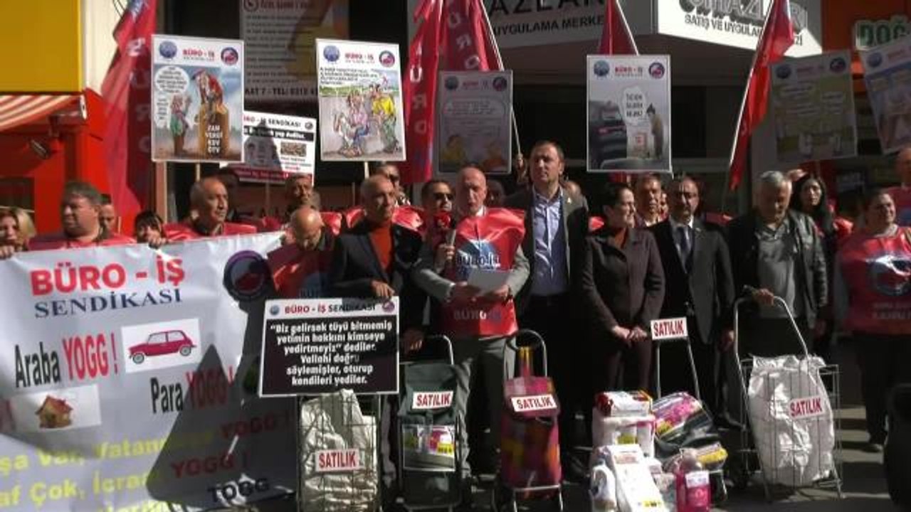 Büro-İş'ten 2023 Bütçesine Boş Pazar Arabalarıyla Protesto... Alay Hamzaçebi: "Bir Pazar Arabamız Vardı.
