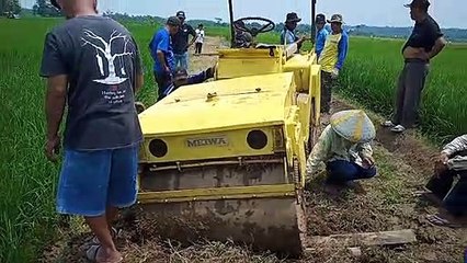 Kabar berita tentang sebuah alat berat yang amblas di sawah