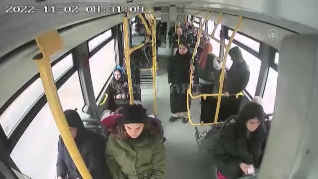 Belediye otobüsünde rahatsızlanan yolcuyu şoför hastaneye yetiştirdi