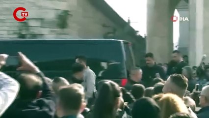 Erdoğan Cuma namazı sonrası Taksim'de simit dağıttı