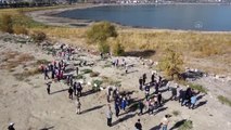 Vali Aydın Baruş ve öğrenciler Eğirdir Gölü çevresinde temizlik yaptı