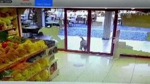 Ağzında oyuncak köpekle mağazadan çıkan köpekler güvenlik kamerasına yansıdı