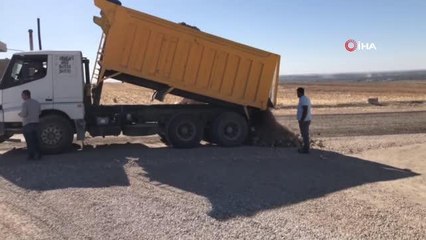 Şanlıurfa'da bir garip olay... Kamyonlarla toprak döküp yolu kapattılar