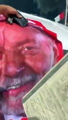 Vídeo: Eleitor de Lula ganha aposta, mas se recusa a receber o prêmio