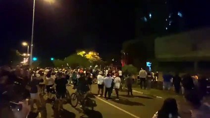 Manifestantes llaman a la Policía de Bolivia a unirse al paro en Santa Cruz