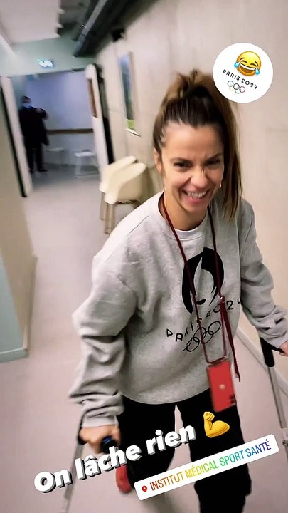 Denitsa Ikonomova en béquilles après son opération de la jambe - Instagram