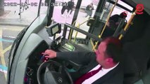 Otobüs şoförü fenalaşan yolcuyu hastaneye yetiştirdi