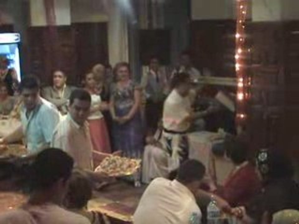 un mec qui danse orientale??