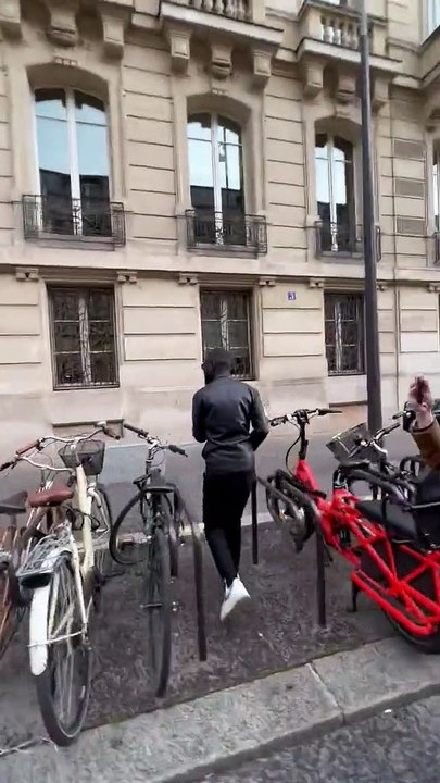 Le député du Rassemblement National Jean-Philippe Tanguy interpellé  par un homme, cet après-midi,  alors qu'il se rendait à l'Assemblée Nationale