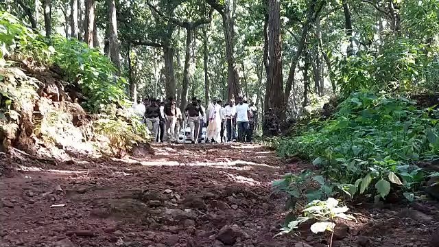 video नर्मदा परिक्रमा वासियों की समस्या जानने कमिश्नर ने शुरू की पदयात्रा