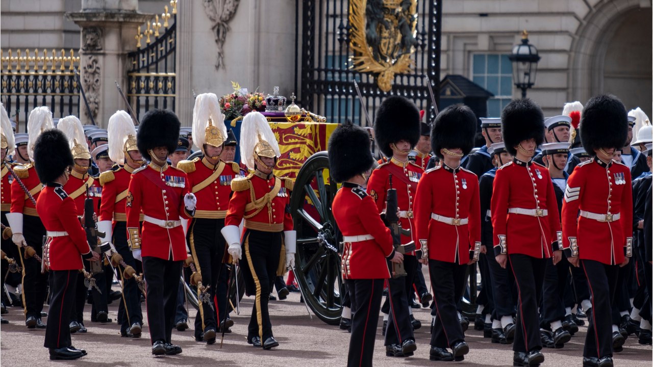 GALA VIDEO - Polémique à Buckingham Palace : bourré, un garde manque sa journée de travail