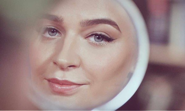 Laura Escanes sorprende a sus seguidores con un cambio de look