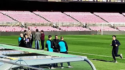 La cúpula directiva del FC Barcelona charla durante el entrenamiento