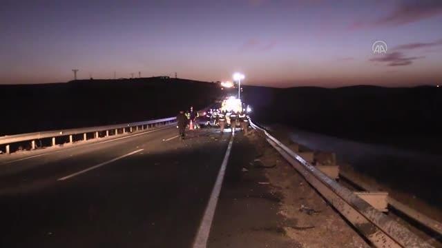 ŞANLIURFA - Tırla çarpışan otomobildeki 2 kişi öldü, 1 çocuk yaralandı