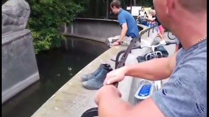 Crazy Drunk man climbed into the zoo to the bear