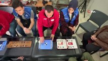 Düzce'de gençler huzurevlerini ziyaret ederek, koca çınarlara akıl oyunlarını uygulamalı anlattı