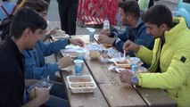 İzmir Büyükşehir Belediyesi üniversitelilerin kaldırımda yemek çilesine son verdi
