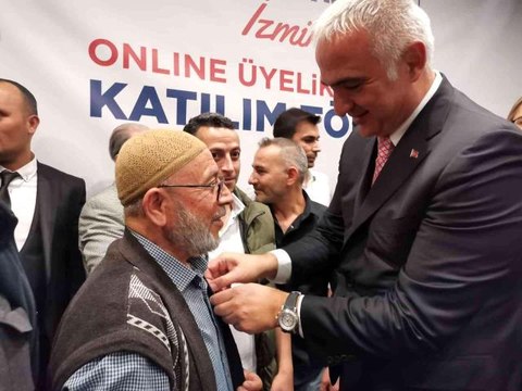 Bakan Ersoy, İzmir'de AK Parti'ye katılanlara rozet taktı