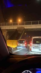 Tuzla'da kamyon damperi üst geçide takılı kaldı