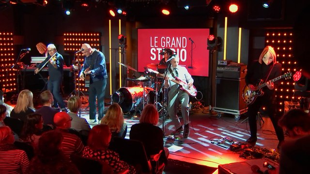 Louise Attaque interprète Sortir de l'ordinaire '' dans le Grand Studio RTL