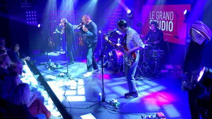 Louise Attaque interprète " La Frousse " dans le Grand Studio RTL