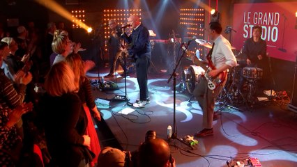 Louise Attaque interprète  " J't'emmène au vent " dans le Grand Studio RTL