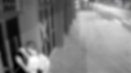 Rapazes vandalizam loja e 'mostram o dedo' para câmera