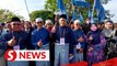 GE15: Shahidan Kassim and supporters in Perikatan blue